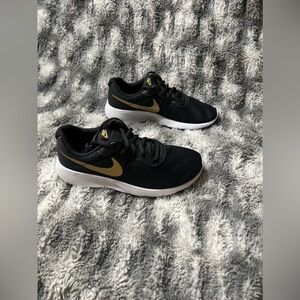 254: Nike Tanjun (Black/Gold)